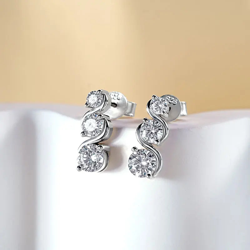 Moissanite Stud Earrings – 10K Solid Gold – D–E Color Stones (6–6.5mm / 0.8–1ct) – Classic Fine Jewelry | Melisande